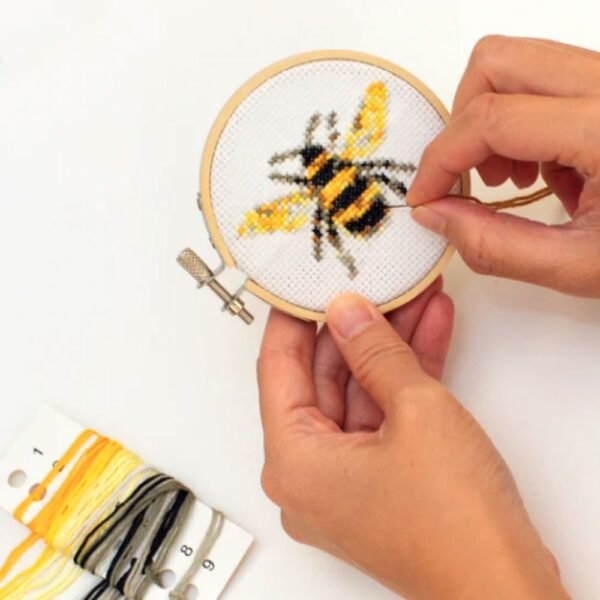 MINI KIT DE BRODERIE ABEILLE