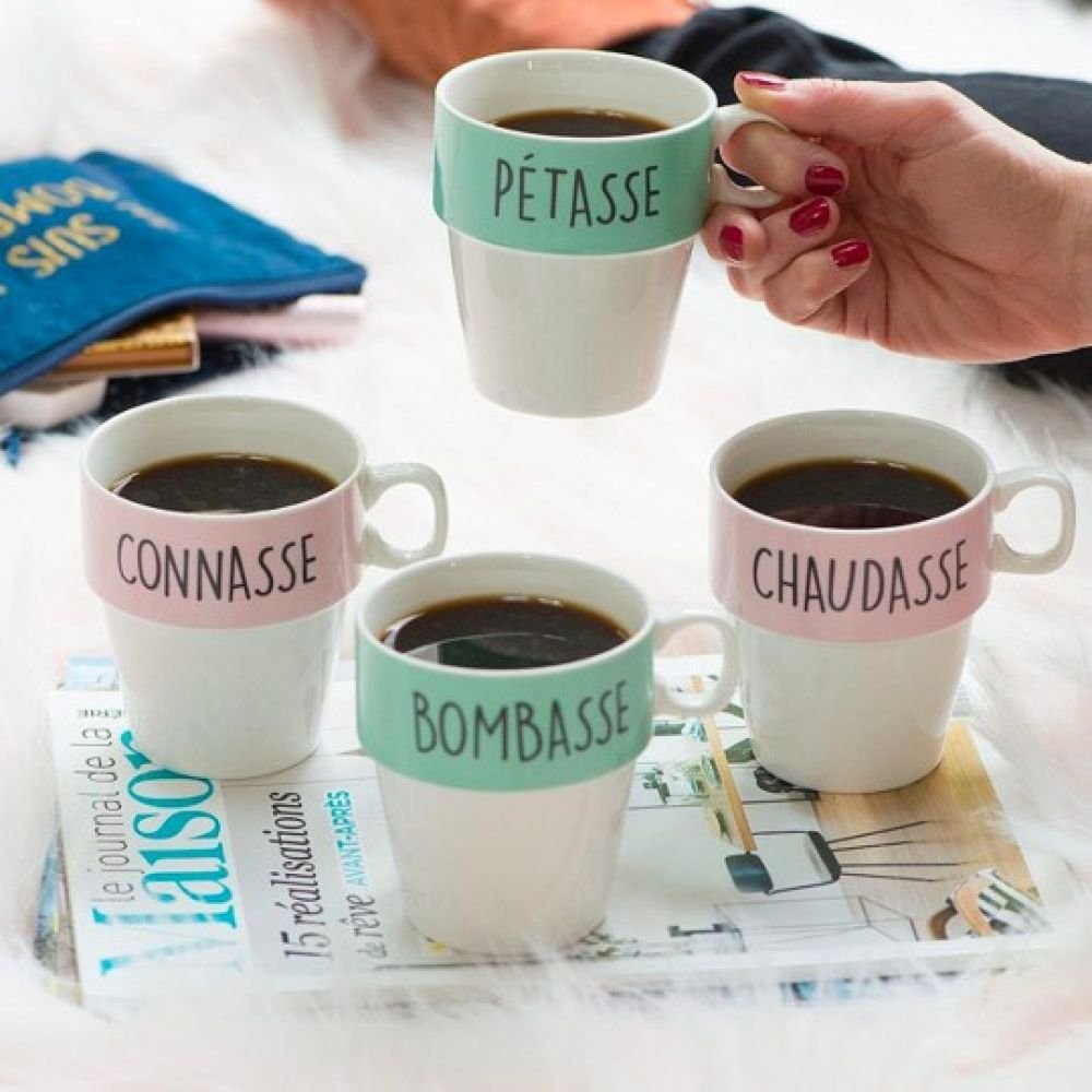 SET DE 4 TASSES & SUPPORT LES VILAINES FILLES - PETASSE, CONNASSE – Image 2